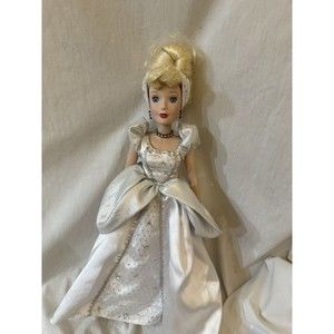 Disney Princess Cinderella Porcelain Keepsake Doll Holiday Jewels Brass Key‎